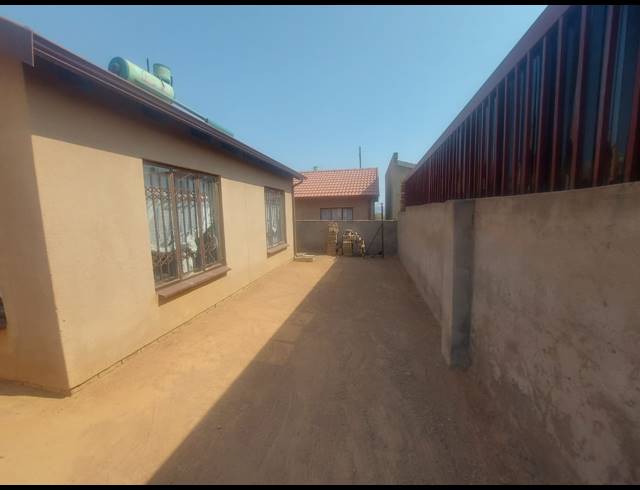 2 BEDROOM FREEHOLD FOR SALE IN SOSHANGUVE EAST EXT 5